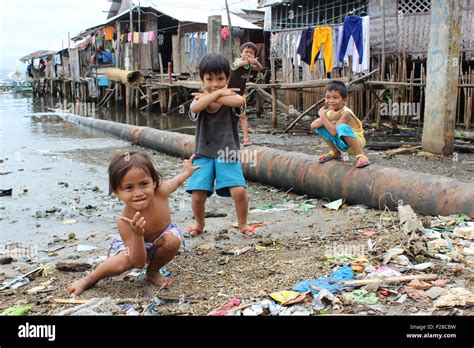 Les enfants des bidonvilles qui pose à Philippines Photo Stock Alamy