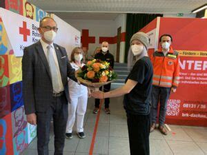 20 000ste Erstimpfung Blumenstrauß für junge Dachauerin im Impfzentrum