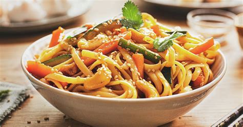 Tallarines chinos con verduras la receta más fácil para hacer en casa