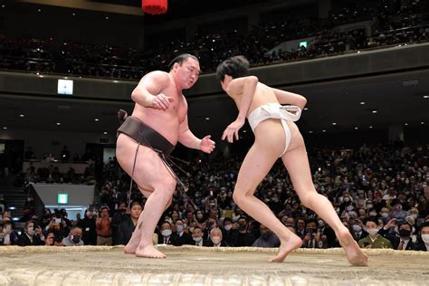 白鵬最後の土俵入り 太刀持ちは初場所優勝の貴景勝、露払いは朝青龍おいの豊昇龍 大相撲写真ニュース 日刊スポーツ