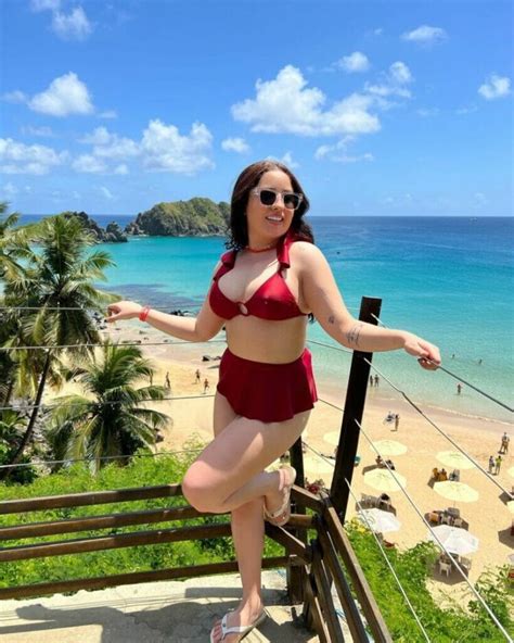 8 Hot Sexy Mari Fernandez Bikini Pics