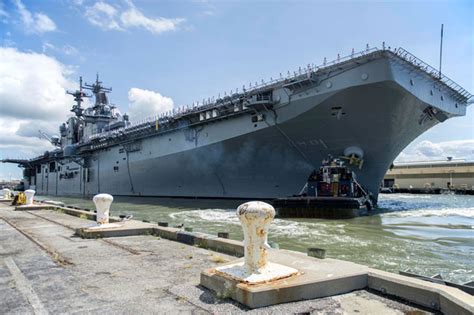 米バージニア州のノーフォーク海軍基地を出：米強襲揚陸艦「ワスプ」 写真特集 リオ五輪・パラリンピック 2016：時事ドットコム