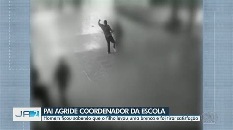 Pai de aluno agride coordenador socos e chutes após profissional