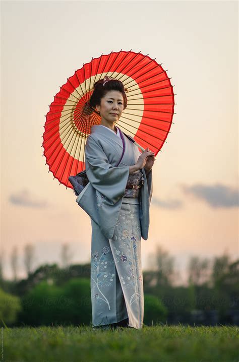 «japanese Woman Wearing Kimono And Holding Traditional Umbrella Del