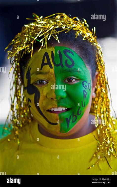 Un jeune partisan attend l équipe australienne de la coupe du monde de