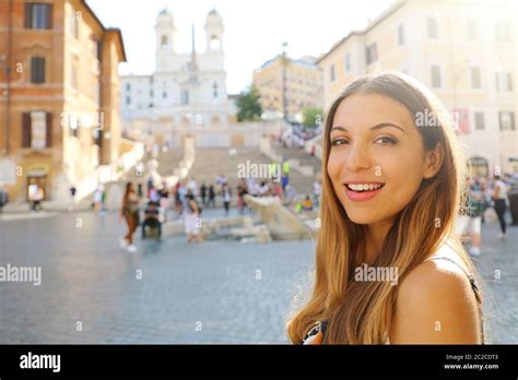 Cerca De La Hermosa Mujer De Moda En La Plaza Piazza Di Spagna En Roma