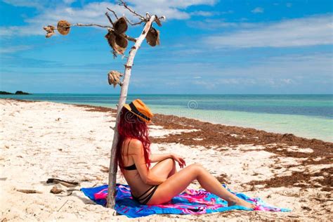 Fille Chaude De Bikini De Cheveux Rouges Assis à La Plage Tropicale De Paradis Clés De La