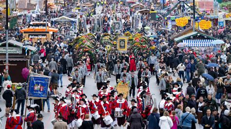 Oktoberfest G Ste Besuchen Erstes Wiesn Wochenende