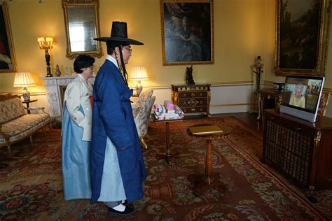 La Reina Isabel Obligada A Bajar El Ritmo De Trabajo Por Salud