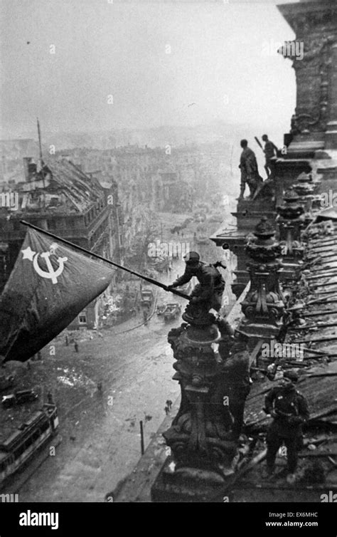 Berlin reichstag flag 1945 Black and White Stock Photos & Images - Alamy