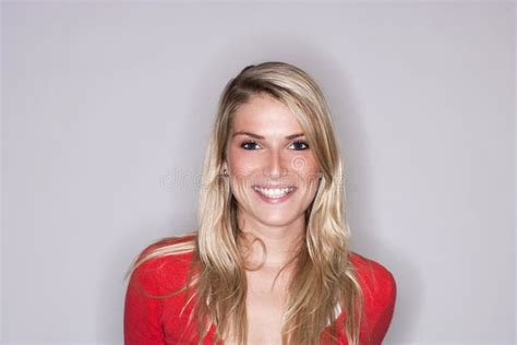 Belle Femme Blonde Avec Un Sourire Radieux Image stock Image du animé beau 37352323