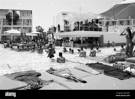 Jeune femme en bikini dans la piscine Banque de photographies et dimages à haute résolution Alamy