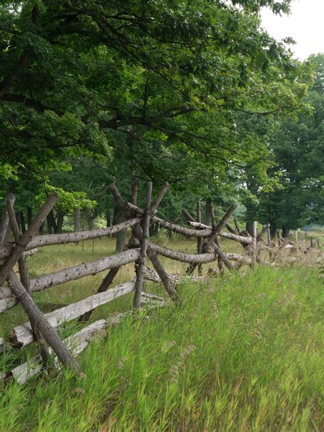 20 Rustic Wood Fence Ideas DECOOMO