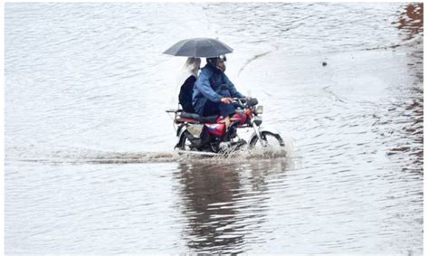 Heavy Rain Lashes City Inundates Low Lying Areas