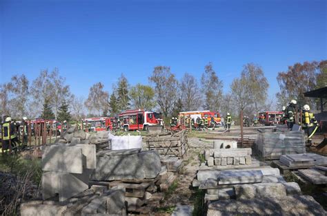 Fotos Feuerwehreinsatz Nach Brand In Hackschnitzel Lagerhalle Bei Dorfen