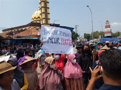 Warga Balongan Demo Pertamina Tuntut Ganti Rugi Kebakaran