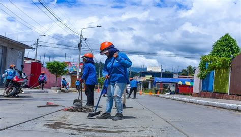 Jóvenes Realizan Trabajo De Mantenimiento Del Sistema De Drenaje