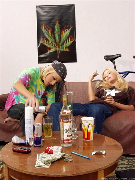 Пьяная венгерская MILF Кари Голд дурачится со своей падчерицей лесбиянкой CoedCherry