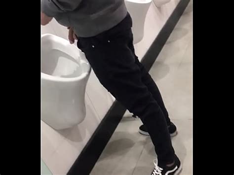 Spy Guapo Orinando en el baño reventado XVIDEOS