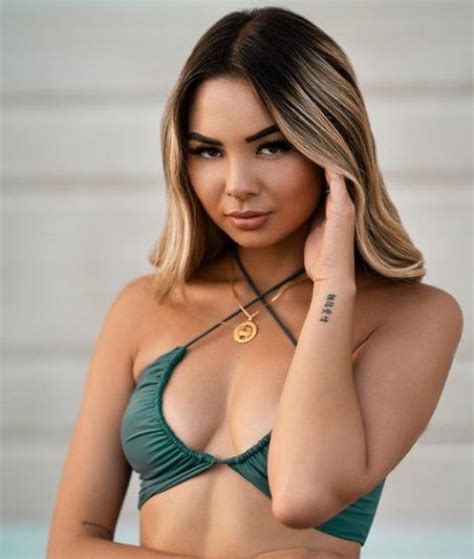 Sexy Hot Lara Fraser Bikini Pics