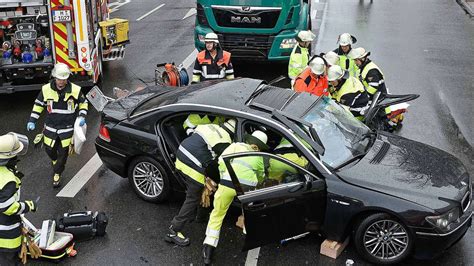 M Nchen Betonmischer Kracht In Er Bmw Schwer Verletzter Fahrer