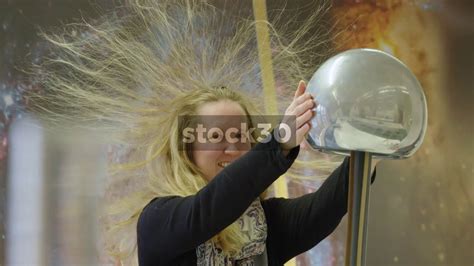 Van De Graaff Generator Hair