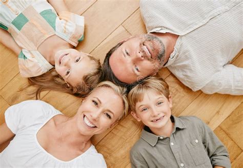 Retrato Familiar Y Superior De Padres E Hijos Con Una Sonrisa Por