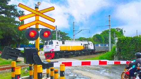 Railroad Crossing Indonesia Perlintasan Kereta Api Keren Di Jalur