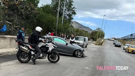 Incidente In Viale Regione Enne Si Schianta Con Una Mercedes Contro