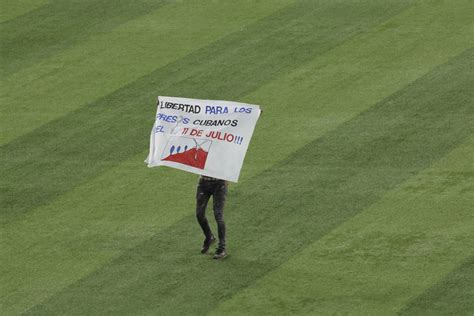 Protestor Storms Field During World Baseball Classic Usa Cuba Game With Libertad Sign