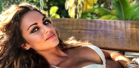 El bailceito de Lara Álvarez en bikini para no perder la tradición