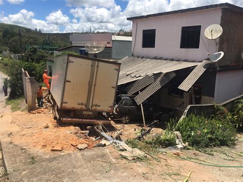 Caminhão sem freio atinge casa e carros estacionados em Alfredo