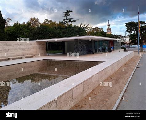 Barcelona Pavilion Marbre Rouge Banque De Photographies Et Dimages