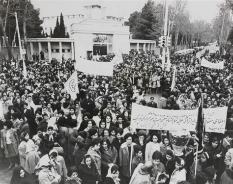 انقلاب ۵۷ و زنانی که با حجاب به خیابان آمدند و علیه شاه شعار دادند