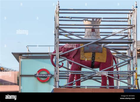 Estatua Del Elefante Y El Castillo Envuelto En Andamios Antes De La