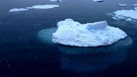 Iceberg Flotante Gigante Del Glaciar Derriti Ndose En Ant Rtica