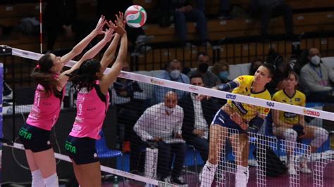 Pallavolo A1 Femminile Casalmaggiore Prima Vola Poi Precipita