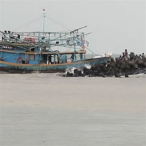 Nekad Melaut Kapal Nelayan Cumi Terbalik Digulung Ombak ABK Selamat