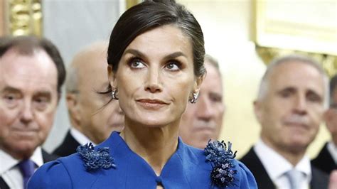 La reina Letizia con vestido azul y zapatos nude en la juramentación de