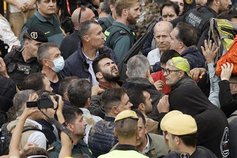 Insultan y agreden a Pedro Sánchez y a los Reyes en la visita a