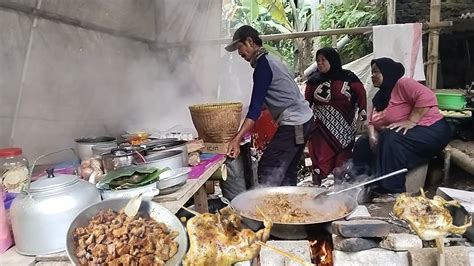 Suasana Hajatan Di Kampung Pedesaan Sunda Masak Nya Di Pinggir Hutan