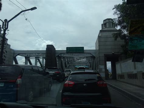 Entering Quezon Bridge Quiapo Manila Traversing This Road Needs A