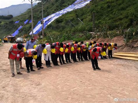 成昆铁路山体崩塌第7天，搜救人员前往遗体发现地默哀致敬 山体崩塌 成昆铁路 搜救人员 新浪新闻