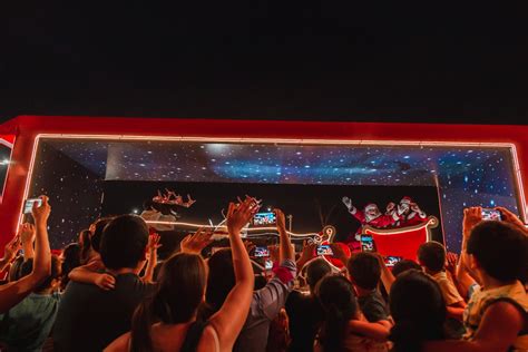 Caminh Es Da Caravana De Natal Da Coca Cola Passa Por Estados Do Norte