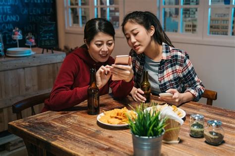 Melhores Amigos Se Divertindo Duas Mulheres Jovens Felizes Em Roupas