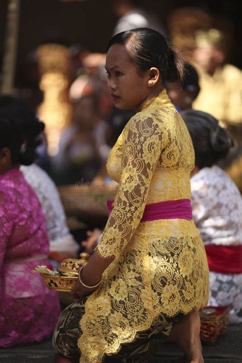 Uma Mulher Do Balinese Na Roupa Tradicional Na Cerim Nia Do Templo