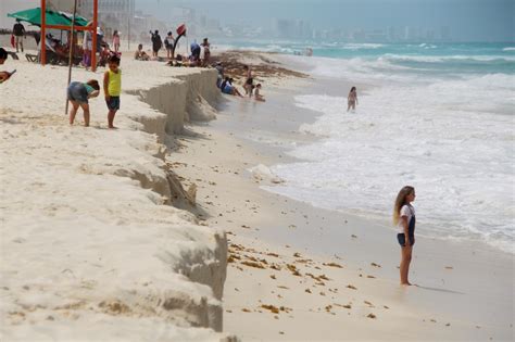 Erosión de arena en Playa Delfines arriesga a turistas en Cancún PorEsto