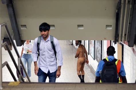 Se atrevió a caminar desnudo en el metro de Nueva York y no creerás la