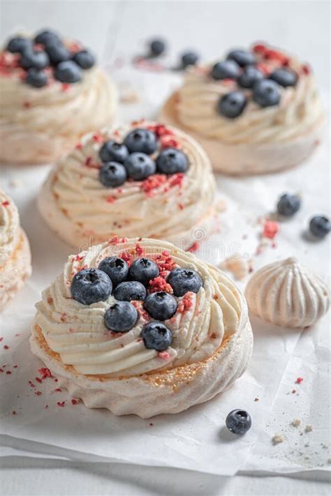 Mini Pavlova Casera Con Merengue Y Bayas Frescas Imagen De Archivo