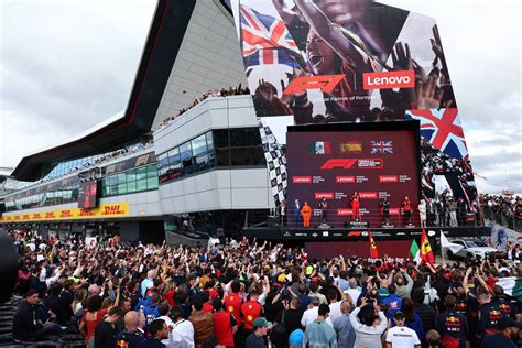 2022年f1第10戦イギリスgp表彰式 優勝カルロス・サインツ（フェラーリ）、2位セルジオ・ペレス（レッドブル）、3位ルイス・ハミルトン